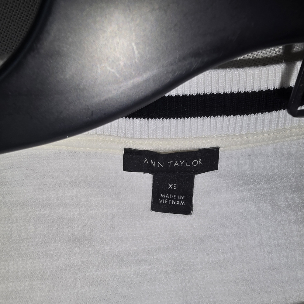 Ann Taylor Sz. XS White Textured Short Sleeve Top with Black Trim Preppy Casual - Picture 7 of 12
